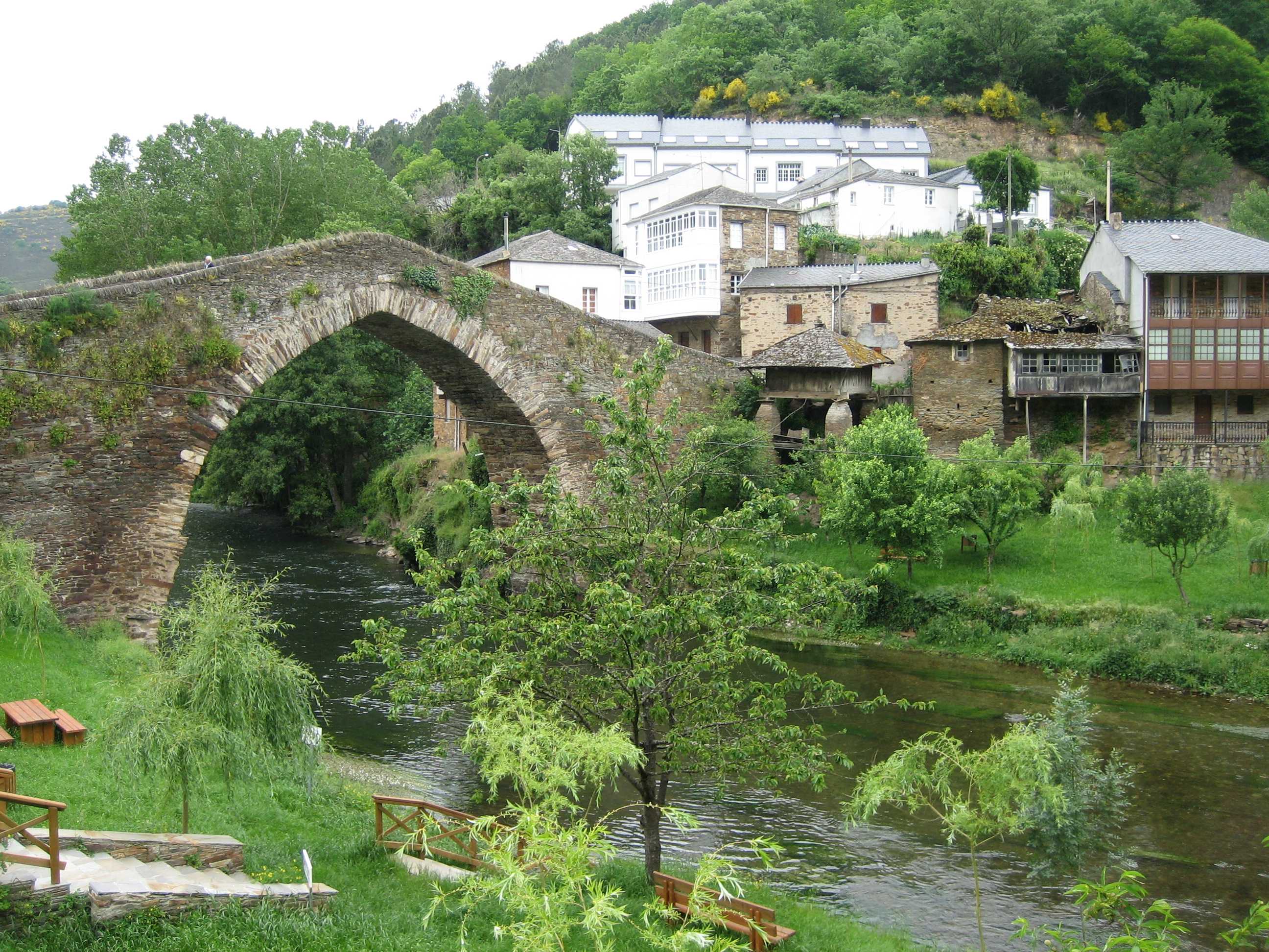 Puente medieval de Navia de Suarna sobre el río Navia